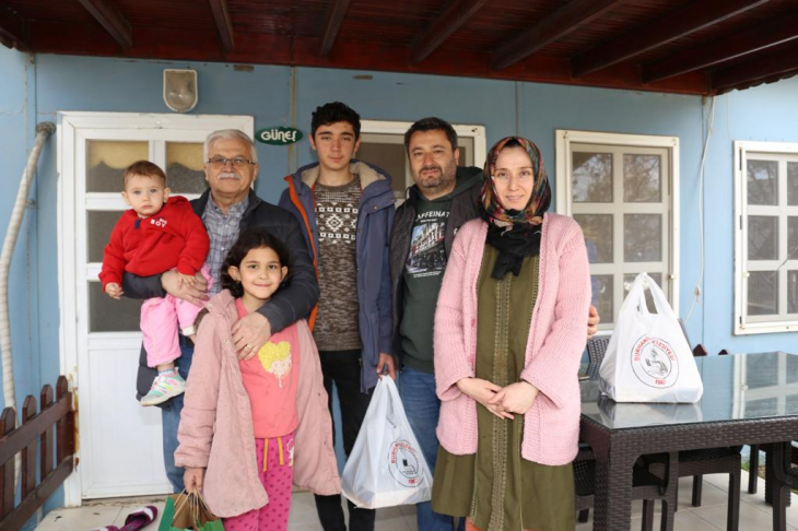 Başkan Deveciler Burhaniye'ye Gelen Depremzedeleri Ziyaret Etti
