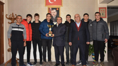 Başkan İsmail Avcu Şampiyon Voleybolcuları Makamında Kabul Etti