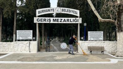 Burhaniye'nin Mezarlıklarında Periyodik Bakım Yapılıyor